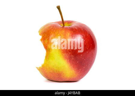 Mordido manzana roja aislado sobre fondo blanco con trazado de recorte Foto de stock