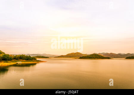 Vista al lago, a Kaeng Krachan Parque Nacional de Tailandia Foto de stock
