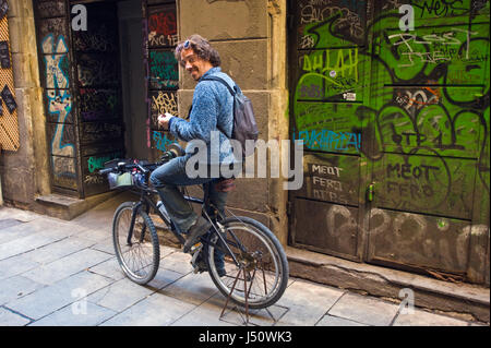 https://l450v.alamy.com/450ves/j50wk3/afilador-de-cuchillos-en-el-barrio-gotico-de-barcelona-espana-es-eu-j50wk3.jpg