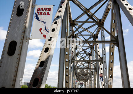 Little Rock Arkansas, puente de cruce, sendero del río, puente, sobre el río Arkansas, pasarela, tramo, enlace, puente ferroviario, reurbanización en el centro, acero, metal, remaches, AR Foto de stock