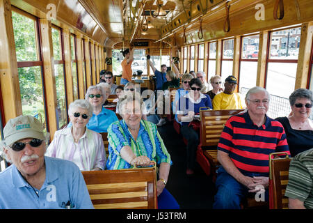 Little Rock Arkansas, River Rail Electric Streetcar, hombre hombres, mujer mujer mujeres, activo, ancianos ciudadanos, tour, herencia trolley, replic Foto de stock