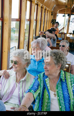 Little Rock Arkansas, River Rail Electric Streetcar, mujer mujer mujeres, ancianos ciudadanos, tour, patrimonio streetcar, tranvía, réplica, luz ra Foto de stock