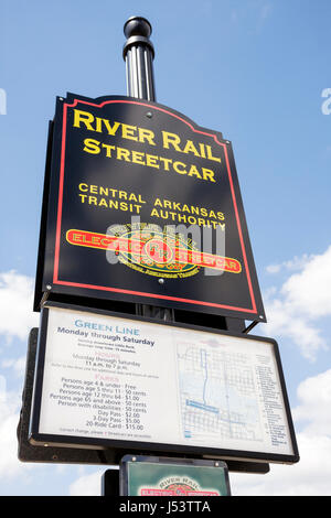 Little Rock Arkansas,World Street,River Rail Electric Streetcar,señal,horario,mapa,patrimonio streetcar,trolley,réplica,sistema de tren ligero,centro informar Foto de stock