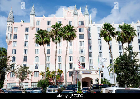Orlando Florida,International Drive,Castle,hoteles hotel alojamiento inn  moteles motel,arquitectura caprichosa,torreta,frente  exterior,entrada,rosa,bu Fotografía de stock - Alamy