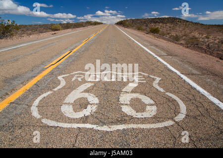 La histórica ruta 66, Monumento Nacional Senderos de Mojave, California Foto de stock