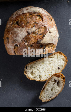 Pan en rodajas de pan sobre la placa de pizarra negra.