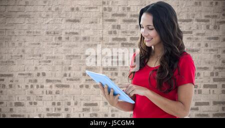 Compuesta Digital de mujer con Tablet PC contra la pared