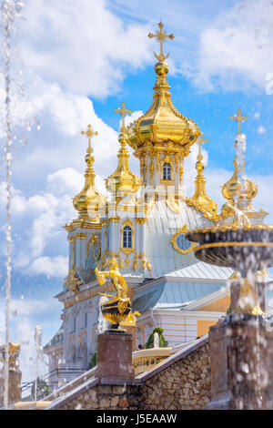 Fuente e iglesia del Palacio Peterhof. San Petersburgo, Rusia