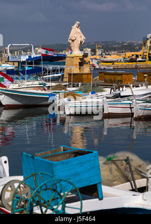 Una estatua de la Virgen María se sitúa en el puerto de pesca, la Gobernación del Sur, Tiro, Líbano Foto de stock