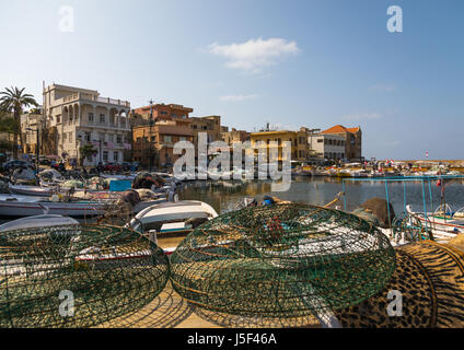 Botes y redes de pesca en el puerto, en el sur de Provincia, Tiro, Líbano Foto de stock