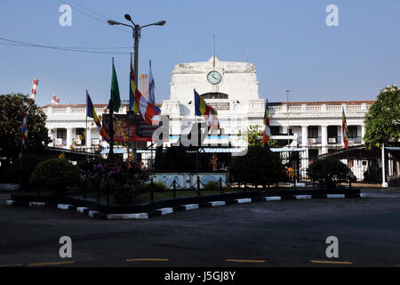 Fort Colombo, Sri Lanka, edificio de la Autoridad Portuaria de rickshaw y escultura para Grand Hotel Oriental Foto de stock