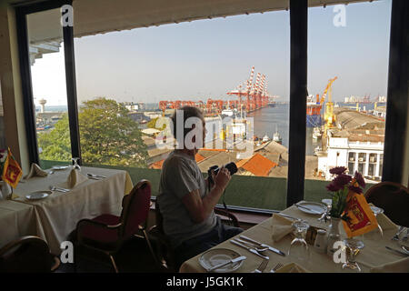 Fort Colombo, Sri Lanka, turistas tomando fotografías de la vista desde el Grand Oriental Hotel restaurante con vistas al puerto Foto de stock
