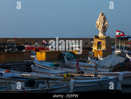 Una estatua de la Virgen María se sitúa en el puerto de pesca, la Gobernación del Sur, Tiro, Líbano Foto de stock