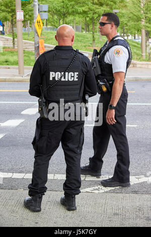 Policía con chaleco antibalas - EE.UU Fotografía de stock - Alamy