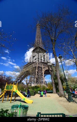 La icónica Torre Eiffel en el Champ de Mars en París, tomada con una lente gran angular Foto de stock