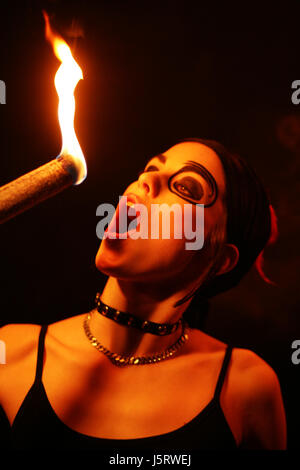 Mujer moda pelos conflagración fuego peinado llama la antorcha de provocar  desactivado Fotografía de stock - Alamy