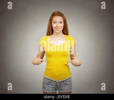 Mujer joven en blanco camiseta amarilla sobre fondo blanco Fotografía de  stock - Alamy