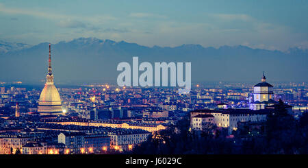 Torino panorama con Mole Antonelliana y Monte dei Cappuccini efecto vintage