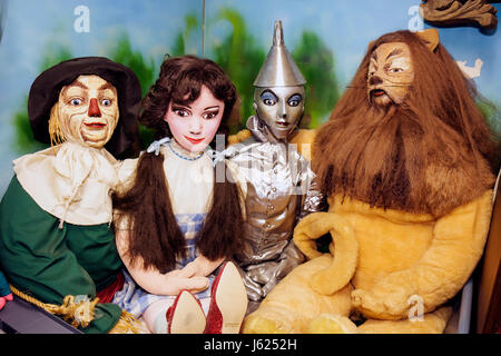Indiana Chesterton,Yellow Brick Road Gift Shop & Wizard of Oz Fantasy Museum,figuras,muñecas,personajes,literatura infantil,Scarecrow,Dorothy,Tin Ma Foto de stock
