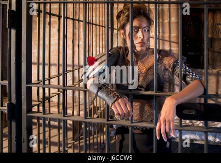 Mujer ciencia futuro guard brig calabozo cautiverio disfraz látigo de jaula  de escape Fotografía de stock - Alamy