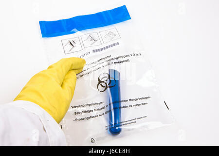 Virus biológico contagio laboratorio de análisis en el estudio del trabajo académico de papel smock