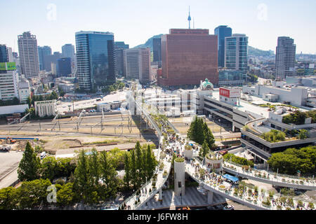 Seúl, Corea del Sur. 21 de mayo, 2017. Fin de semana de apertura: Seoullo, Estación Seúl 7017 Proyecto de renovación urbana, Seúl, Corea del Sur, 21 de mayo de 2017 Crédito: dbimages/Alamy Live News Foto de stock