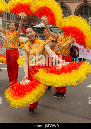 Nueva York, Estados Unidos. 20 de mayo de 2017. New York, NY USA - Mayo 20, 2017: los chinos danzantes bailan durante 2017 Danza desfile por las calles de Nueva York Credit: lev radin/Alamy Live News Foto de stock