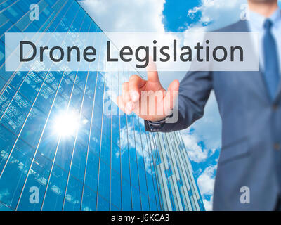 Drone legislación - Empresario mano pulsando el botón en la interfaz de pantalla táctil. Negocios, tecnología, internet concepto. Stock Photo Foto de stock