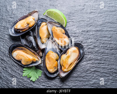 Mejillones hervidos en el fondo de grafito.