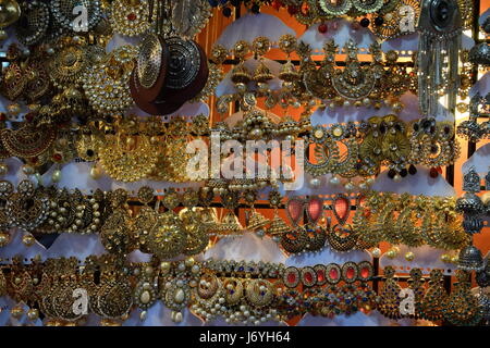 Aretes y joyas para la venta. Foto de stock