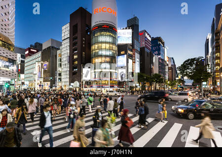 Tokio - Mayo 4, 2017: cruzar la calle peatonal en el famoso distrito de tiendas de lujo en el corazón de Ginza de Tokio, capital de Japón, por la noche.