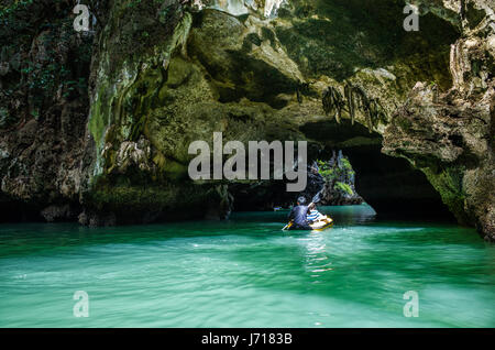 En la gruta de kayak, las Islas de la Bahía Phang Nga, Tailandia Foto de stock