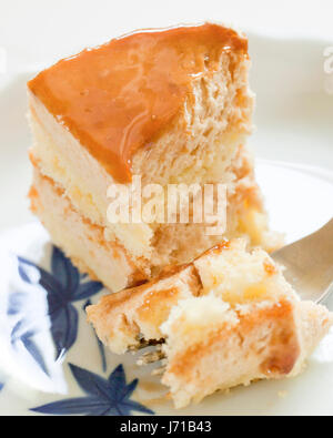 Medio comido rebanada de pastel de queso con capas en dish - EE.UU. Foto de stock