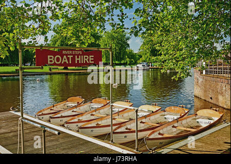 Blanco remo barcas en el río Avon en Stratford upon Avon, Warwickshire. Foto de stock