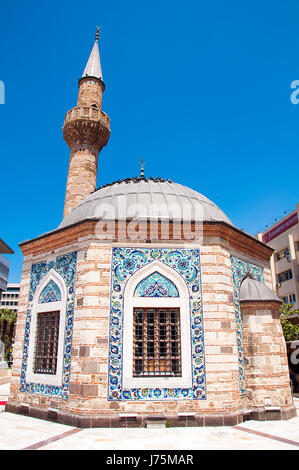 Konak mezquita también conocida como Mezquita Yalı . Fue construido en 1755 está situado en la Plaza Konak. Izmir. Turquía. Foto de stock