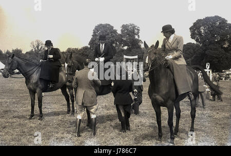 Moda, 1950, moda femenina, mujer con pantalones Capri y polo, Derechos  adicionales-Clearences-no disponible Fotografía de stock - Alamy