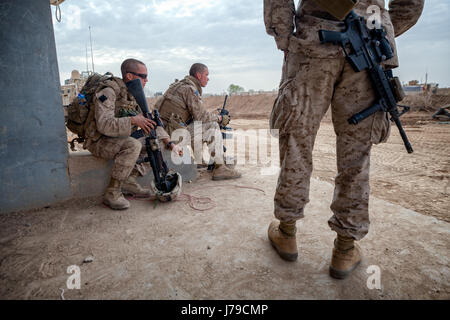 Los Marines de relajarse después de intensos combates durante la Operación Moshtarak Marjah en la provincia de Helmand, Afganistán. Foto de stock