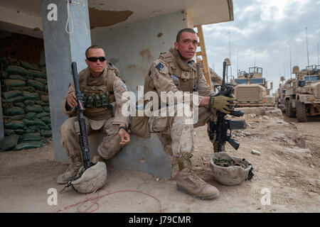 Los marines de relajarse después de intensos combates durante la operación moshtarak marjah en la provincia de Helmand, Afganistán. Foto de stock