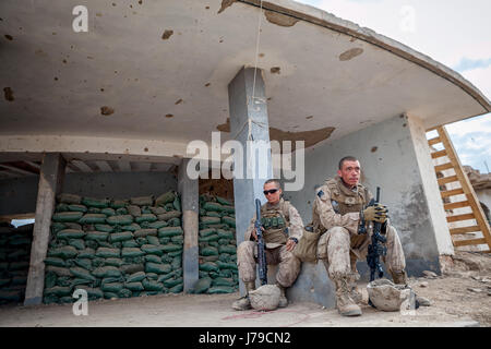 Los marines de relajarse después de intensos combates durante la operación moshtarak marjah en la provincia de Helmand, Afganistán. Foto de stock