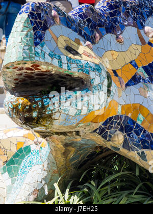Salamandra de azulejos de mosaico, el DRAC, de Antoni Gaudí, el Parque Güell, Barcelona, España Foto de stock
