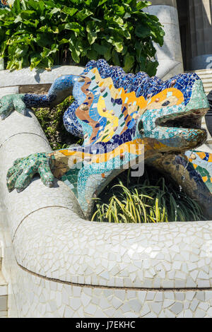 Salamandra de azulejos de mosaico, el DRAC, de Antoni Gaudí, el Parque Güell, Barcelona, España Foto de stock