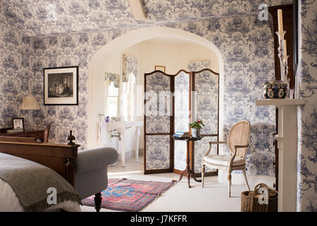 Gran dormitorio ensuite con toile de JOUY wallpaper y coincidencia de pantalla plegable. Foto de stock