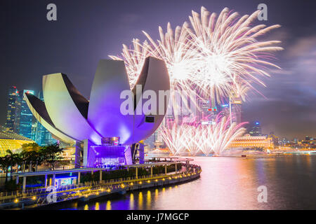 Ciudad de Singapur, Singapur - Julio 18, 2015: Fuegos artificiales de SG50 celebraciones en la ciudad de Singapur, Singapur. Foto de stock