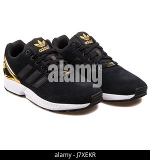 Anterior Cabina legislación Adidas ZX Flux W negro y oro Mujer Sneakers - B35319 Fotografía de stock -  Alamy