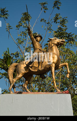 ASIA, Myanmar (Birmania), la región de Irrawaddy, el Río Irrawaddy, Ciudad Danubyu, estatua de oro del General Maha Bandula, comandante-en-jefe Foto de stock