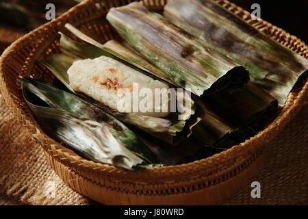 Otak-otak, indonesio pastel de pescado envuelto en hojas de plátano. Un tentempié popular en Yakarta. Foto de stock