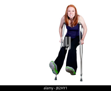 Vista frontal de una mujer caminando con muletas aislado sobre un fondo  blanco Fotografía de stock - Alamy