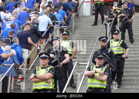 Londres, Reino Unido. 27 de mayo de 2017. La policía y la policía armada mira en la final de la Copa FA fans en Wembley Londres Crédito: Nigel Bowles/Alamy Live News Foto de stock