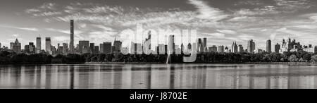 Mañana vistas panorámicas de los rascacielos de Manhattan y el Central Park Depósito en blanco y negro. La Ciudad de Nueva York