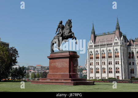 Estatua del conde Gyula Andrássy, el edificio del parlamento húngaro en Budapest, Hungría. Foto de stock